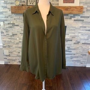 FOREVER 21 button down top with slit in back size M